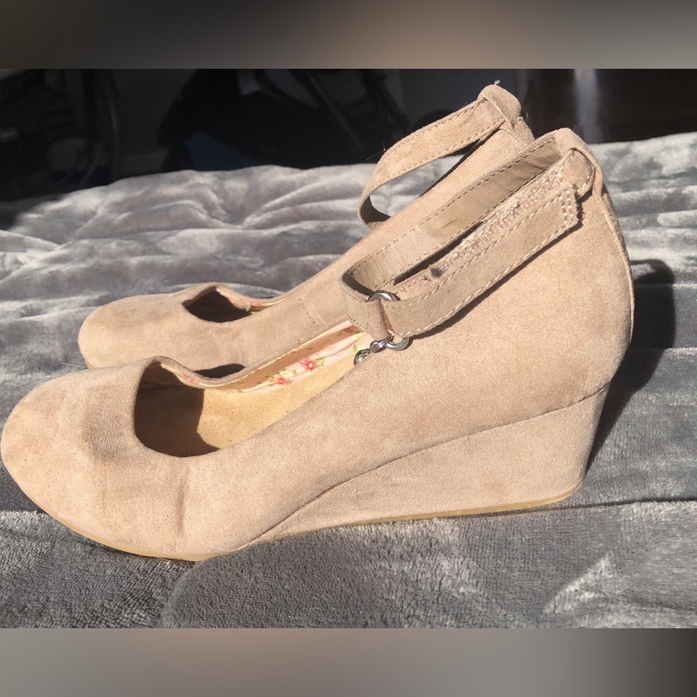 Size 3 little girls shoes (probably for a 6-8 year old)